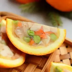 Galaretka drobiowa przepis siostry Anastazji w pomarańczowych łódeczkach. Smaczna i efektowna przystawka.