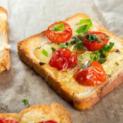 Pyszne tosty z pomidorkami i serem, idealne na szybkie co na kolację.