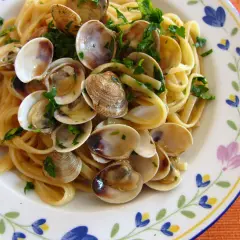 Spaghetti vongole: idealny przepis na włoskie danie z małżami
