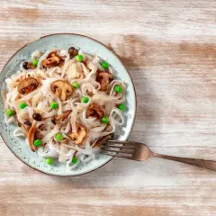Makaron konjac z pieczarkami i groszkiem. Proste przepisy na zdrowe danie.