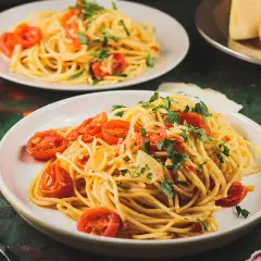 Proste spaghetti aglio olio z pomidorami – smak, który zachwyca