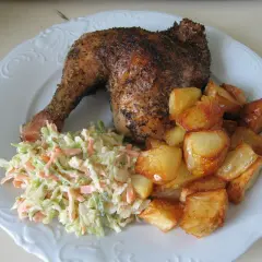 Jakie surówki pasują do pieczonego indyka, by zachwycić gości?