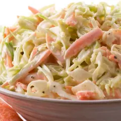 Pyszna surowka z mlodej kapusty a'la coleslaw, pełna chrupiących warzyw w kremowym sosie. Idealna na letnie dni.