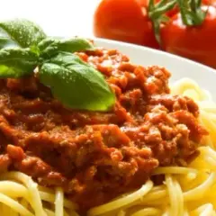 Ile kalorii ma spaghetti z mięsem mielonym? Sprawdź, co jeść!
