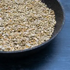 Jak uprażyć słonecznik do sałatki, aby uzyskać idealny smak?