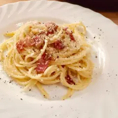 Oryginalny przepis na spaghetti carbonara ze śmietaną, który zaskoczy smakoszy