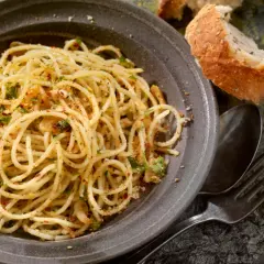 Prosty przepis na spaghetti aglio olio, który zachwyci Twoich gości