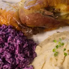 Jakie surówki do perliczki? Odkryj najlepsze propozycje smakowe