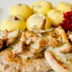 Jakie surówki do polędwiczek w sosie kurkowym, aby zachwycić smakiem?