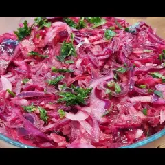 Jak zrobić surówkę z czerwonej kapusty, która zachwyci smakiem?