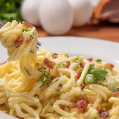 Ile kcal ma spaghetti carbonara? Zaskakujące różnice w kaloriach!