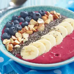 Pyszny kisiel z siemienia lnianego z jagodami, bananem i migdałami. Zdrowy i kolorowy posiłek.