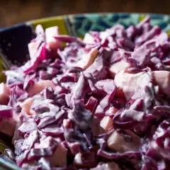 Surówka z czerwonej kapusty jak w kebabie – łatwy przepis na smakowity dodatek