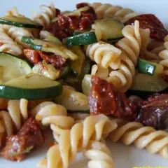 Pyszne fusilli z cukinią i suszonymi pomidorami, danie pełne smaku i kolorów.