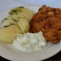 Ile kalorii ma schabowy z ziemniakami i surówką? Zaskakujące wartości!