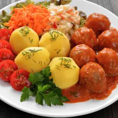 Jaką surówkę do pulpetów w sosie pomidorowym wybrać, by zaskoczyć?