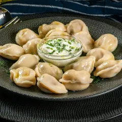 Jakie surówki do pierogów z mięsem naprawdę poprawią smak?