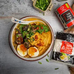 Apetyczny ramen z grzybami shiitake, jajkiem i tofu. Idealny przepis, jak zrobić ramen, z makaronem i dodatkami House of Asia.