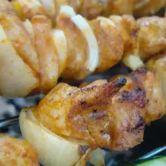 Szaszłyki z kurczaka i cebuli grillowane na ruszcie. Cebula pokrojona w grube plastry, idealna do szaszłyków.