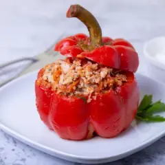 Jaką surówkę do papryki faszerowanej wybrać, aby zachwycić smakiem?