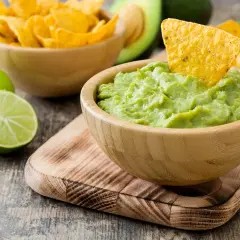 Pyszne guacamole co to? Kremowy dip z awokado, podany z nachos i limonką, idealny na imprezę.