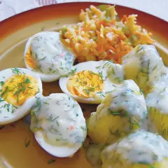 Jaką surówkę do jajek w sosie koperkowym wybrać, by zaskoczyć?