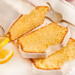 Puszysta babka cytrynowa na oleju Ewy Wachowicz, polana lukrem, z plasterkami cytryny.