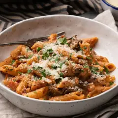 Penne boscaiola: prosty przepis na pyszną włoską pastę z grzybami