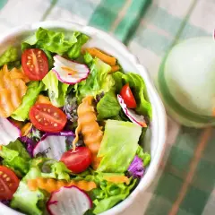 Czym się różni sałatka od surówki? Odkryj zaskakujące różnice