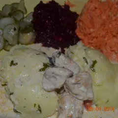 Jaką surówkę do kurczaka w sosie śmietanowym wybrać, by zachwycić?