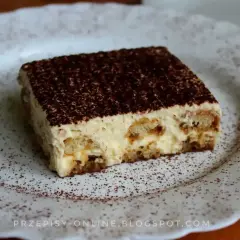 Pyszne tiramisu, czyli zabajone co to za deser? Warstwy biszkoptów nasączonych kawą i kremu mascarpone, posypane kakao.