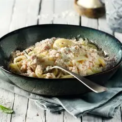 Prosty przepis na pyszny biały sos do spaghetti, który zachwyca