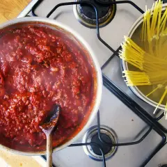 Jaki sos do spaghetti? Odkryj najlepsze przepisy na sosy!