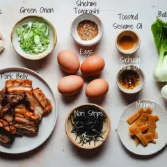 Składniki do przygotowania pysznego ramen: makaron, jajka, boczek, zielona cebulka, pak choi, menma, nori, oleje i przyprawy.