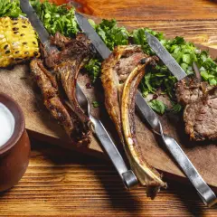 Idealne surówki do jagnięciny, które podkreślą jej smak i aromat