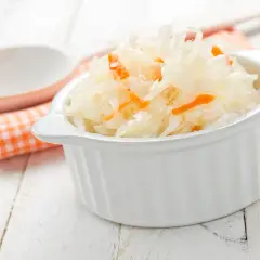 Ile kalorii ma surówka z kiszonej kapusty i marchewki? Sprawdź teraz!
