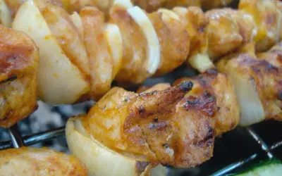 Szaszłyki z kurczaka i cebuli grillowane na ruszcie. Cebula pokrojona w grube plastry, idealna do szaszłyków.