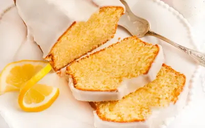 Puszysta babka cytrynowa na oleju Ewy Wachowicz, polana lukrem, z plasterkami cytryny.