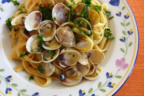 Spaghetti vongole: idealny przepis na włoskie danie z małżami