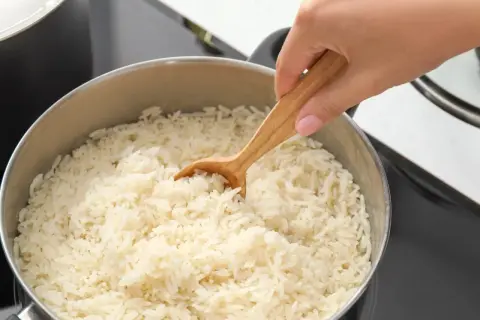 Jak podgrzać ryż, by uniknąć wysuszenia i zachować smak?