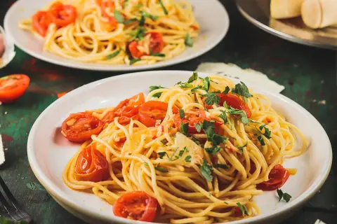 Proste spaghetti aglio olio z pomidorami – smak, który zachwyca