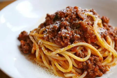 Tradycyjne włoskie spaghetti: odkryj autentyczne przepisy i smaki