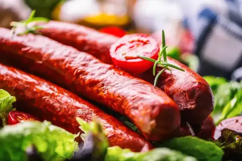 Aromatyczna kiełbasa chorizo ułożona na sałacie z pomidorkami i rozmarynem.