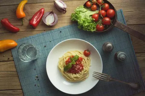 Jakie zioła do spaghetti, aby wzbogacić smak i uniknąć nudnych potraw