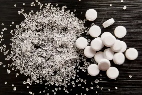 Słodzik stołowy i kryształki cukru. Czy to sorbitol? Co to jest sorbitol?