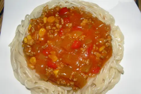 Proste spaghetti z sosem słodko-kwaśnym, które zachwyci każdego