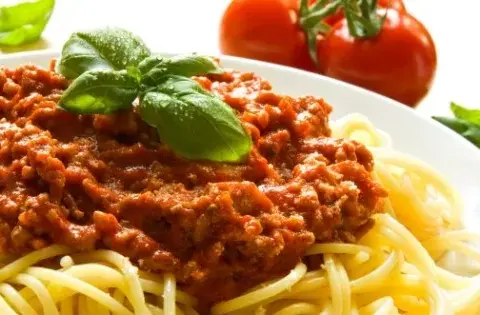 Ile kalorii ma spaghetti z mięsem mielonym? Sprawdź, co jeść!