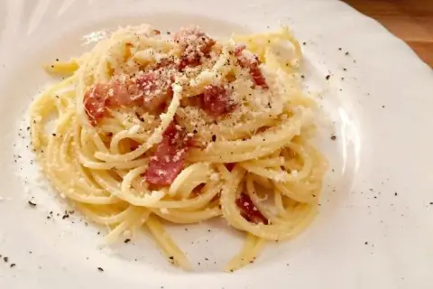 Oryginalny przepis na spaghetti carbonara ze śmietaną, który zaskoczy smakoszy