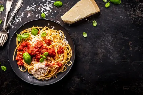 Ile kcal ma porcja spaghetti? Sprawdź kaloryczność różnych dań
