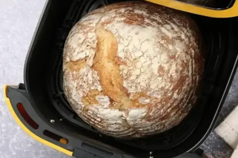 Apetyczny chleb z airfryer, z chrupiącą skórką i delikatnym wnętrzem, gotowy do podania.
